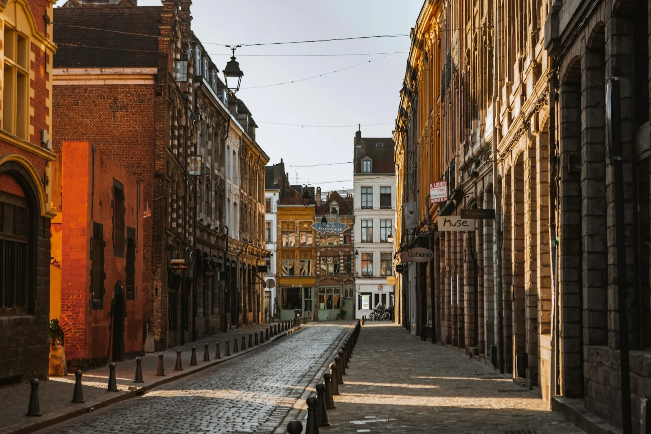 Une rue pavée du Vieux-Lille au matin